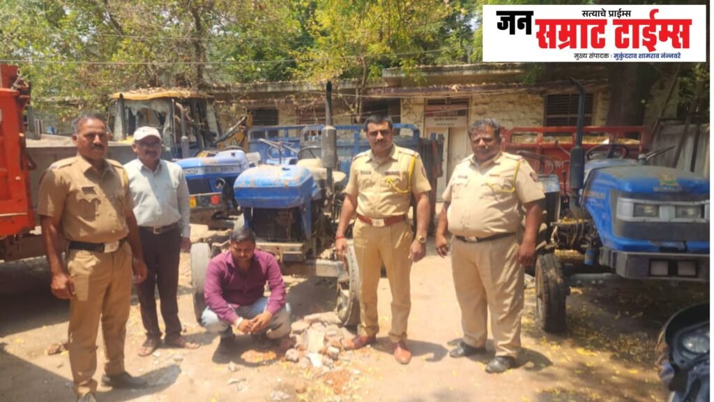 Jalgaon, illegal, sand, transportation, police, clash, action,