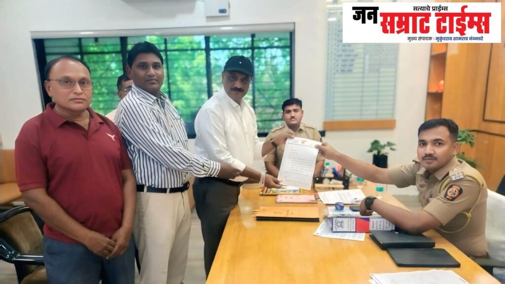 Mukund Bhau Sapkale, attack, Shiv Sena, Shinde, group, aggressive,