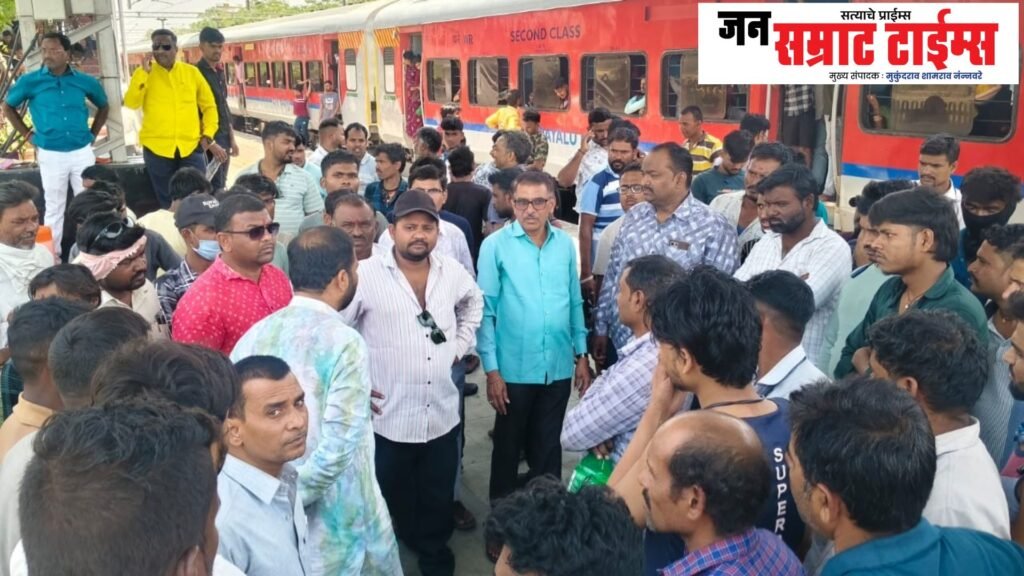 पाळधी स्थानकावर ‘माणुसकीचा जलसिंचन’ Paldhi, Station, Humanity, Irrigation