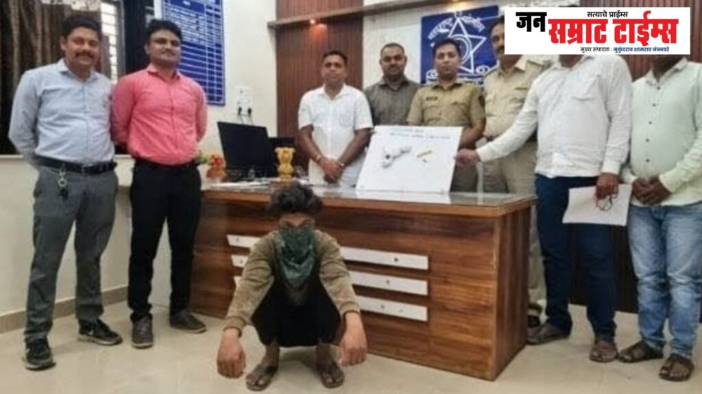 A youth was walking with a weapon in the crowd; Timely action by the police averted disaster