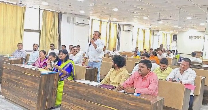 रस्ता, लाईट अन् कचऱ्याच्या प्रश्नांवर स्थायी समिती सभेत गदारोळ Roads, Lighting, Waste Management — Issues Spark Uproar in Standing Committee