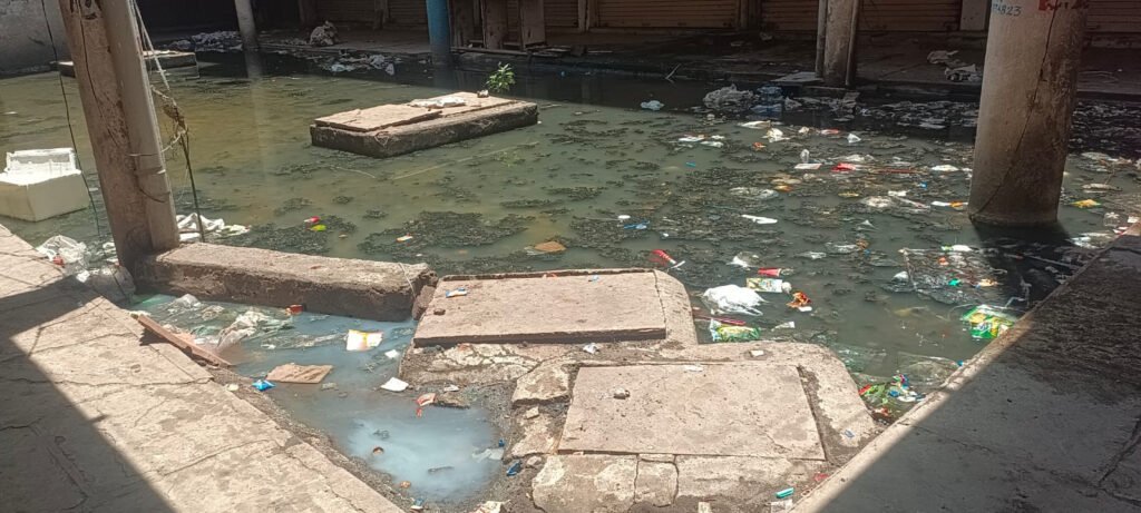 “३५ ते ४० तक्रारींनंतरही महापालिका झोपेत”; गोलाणी मार्केट बेसमेंटमध्ये घाण पाण्याचे साम्राज्य 35 to 40 Complaints: Municipal Corporation, Golani Market—An Empire of Filth.