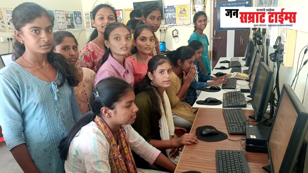 जामनेर तालुक्यातील पहूर येथील सरस्वती विद्यालय