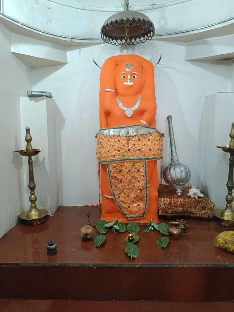 पिंपरखेडच्या मारुती मंदिरात चोरी; चांदीचा मुकूट व दागिने लंपास Pimparkhed, Maruti temple, theft, silver crown and ornaments stolen.