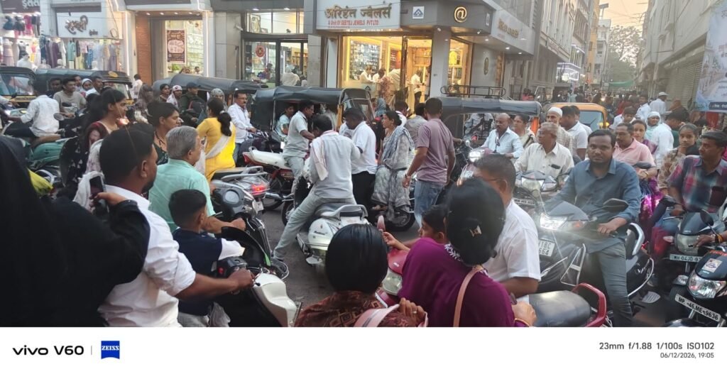 अधिकमासाच्या खरेदीसाठी नागरिकांची गर्दी; धुळेच्या आग्रा रोडवर वाहतूक कोंडी Adhik Maas, shopping, citizens, crowds,