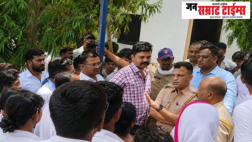 भडगाव हादरले! जुन्या वादाचे हिंसक रूप; महिलेवर लोखंडी हुकाने जीवघेणा हल्ला Bhadgaon shaken by a deadly iron hook attack.