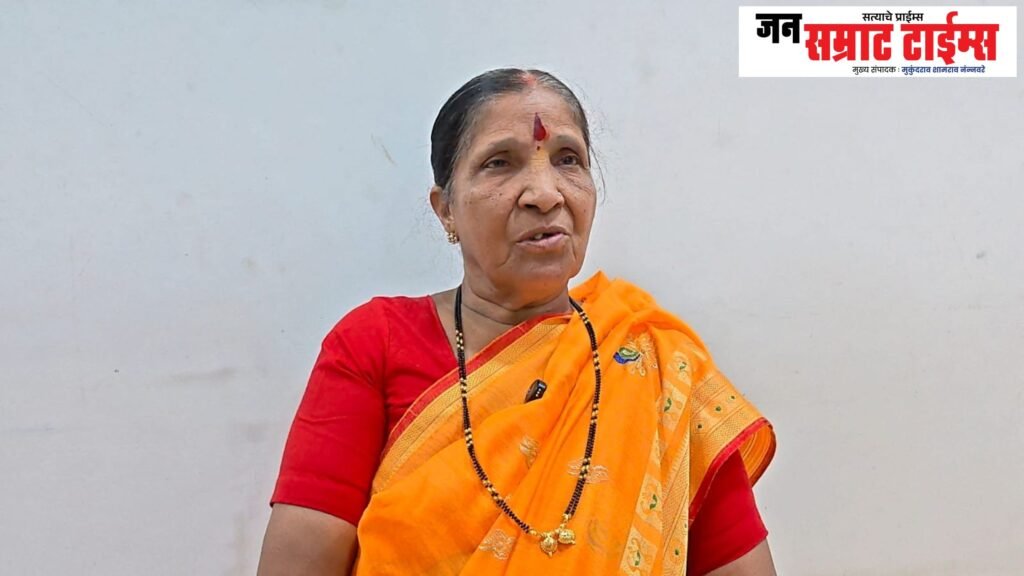 घरावर संकट, मुलाच्या जीवाला धोका असल्याचे सांगत ७२ वर्षीय महिलेचे आठ तोळे सोन्याचे दागिने लंपास A 72-year-old woman's gold jewelry weighing eight tolas was stolen from her home during a crisis.