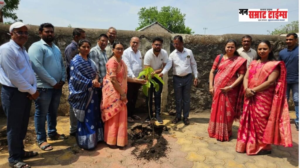 एन. ई. एस. हायस्कूल, पारोळा येथे ‘सीड बॉल्स’ कार्यशाळेला उत्स्फूर्त प्रतिसाद; विद्यार्थ्यांनी तयार केले तब्बल १,००० सीड बॉल्स एन. ई. एस. हायस्कूल, पारोळा येथे ‘सीड बॉल्स’