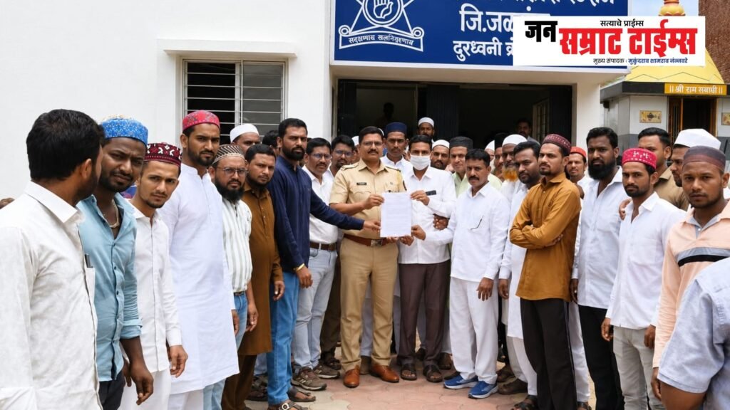 धार्मिक भावना दुखावल्याप्रकरणी नाजिया इलाही खान यांच्यावर कारवाईची मागणी धरणगाव पोलीस ठाण्यात पोलीस निरीक्षक उमाकांत गायकवाड यांना निवेदन सादर करताना मुस्लिम समाजाचे पदाधिकारी व नागरिक.