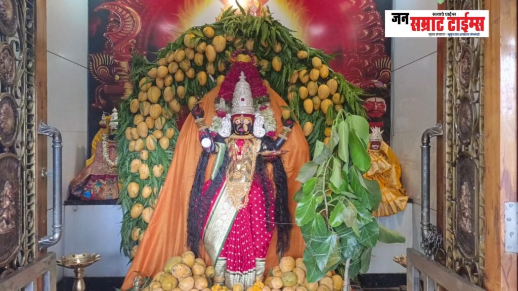 धुळ्यात तृतीयपंथीयांकडून वटसावित्री पौर्णिमा उत्साहात; गुरुच्या दीर्घायुष्यासाठी वडाची पूजा धुळ्यात तृतीयपंथीयांनी केली वडाची पूजा, गुरुच्या दीर्घायुष्यासाठी प्रार्थना....