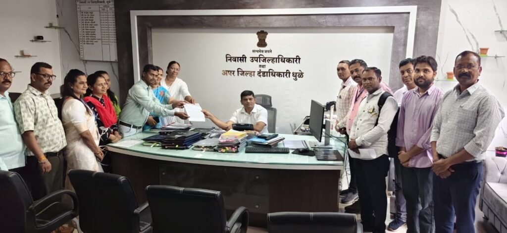 पदोन्नतीतील आरक्षण तात्काळ लागू करण्याची मागणी; कास्ट्राईब कर्मचारी महासंघाचे जिल्हाधिकाऱ्यांना निवेदन पदोन्नतीतील आरक्षण तात्काळ लागू करण्याची मागणी
