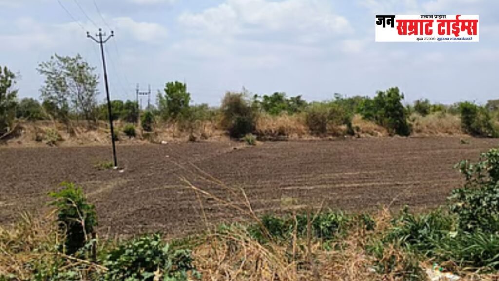 पेरणीची-वेळ-जवळ-शेतशिवार-रस्त्याअभावी-शेतकरी-अडचणीत