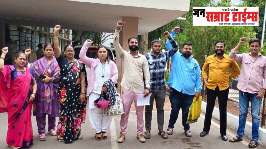 फरार आरोपीकडून कुटुंबीयांचे खासगी फोटो व्हायरल; अटकेसाठी शिंदे कुटुंबीयांची एसपींकडे धाव Absconding accused circulates private photos of family; Shinde family approaches SP seeking arrest.