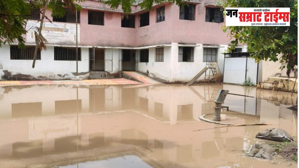 द्वारका नगर येथील जिल्हा परिषदेच्या शाळेला तळ्याचे स्वरूप