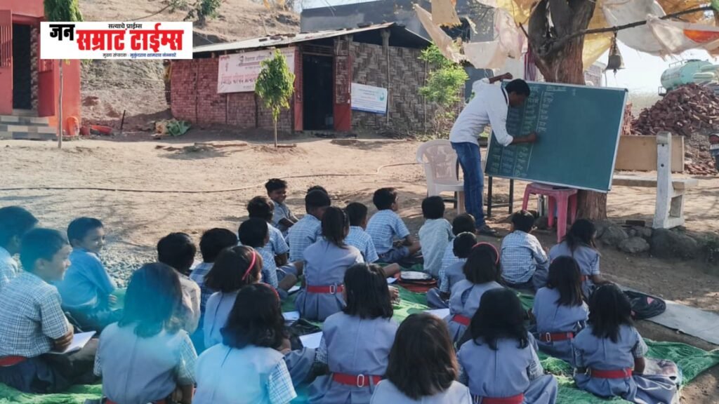 उन्हात होरपळलेले आदिवासी विद्यार्थी आता पावसातही उघड्यावर; चिंचपाणी पाड्यावरील जि.प. शाळेची दुरवस्था कायम उन्हात होरपळलेले जि.प. शाळेतील आदिवासी विद्यार्थी आता पावसात भिजणार