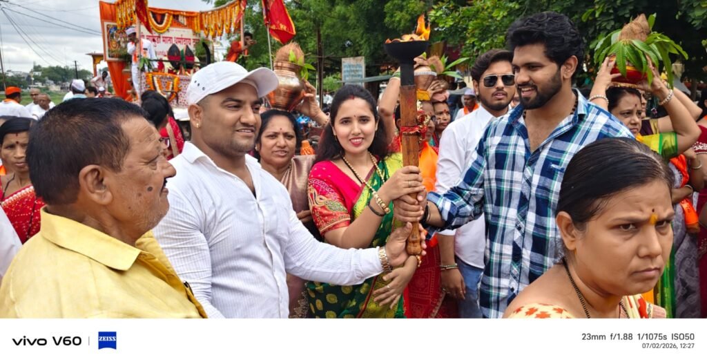 धुळ्यात चामुंडा देवीच्या मूर्तीची भव्य मिरवणूक; ‘जय माता दी’च्या जयघोषात भक्तिमय वातावरण