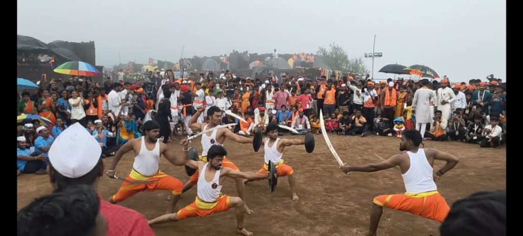 रायगडवर ‘भक्ती शक्ती शिवकालीन युद्धकला आखाडा’ पथकाचा थरार; ३५३ व्या शिवराज्याभिषेक सोहळ्यात जळगावचा गौरव!