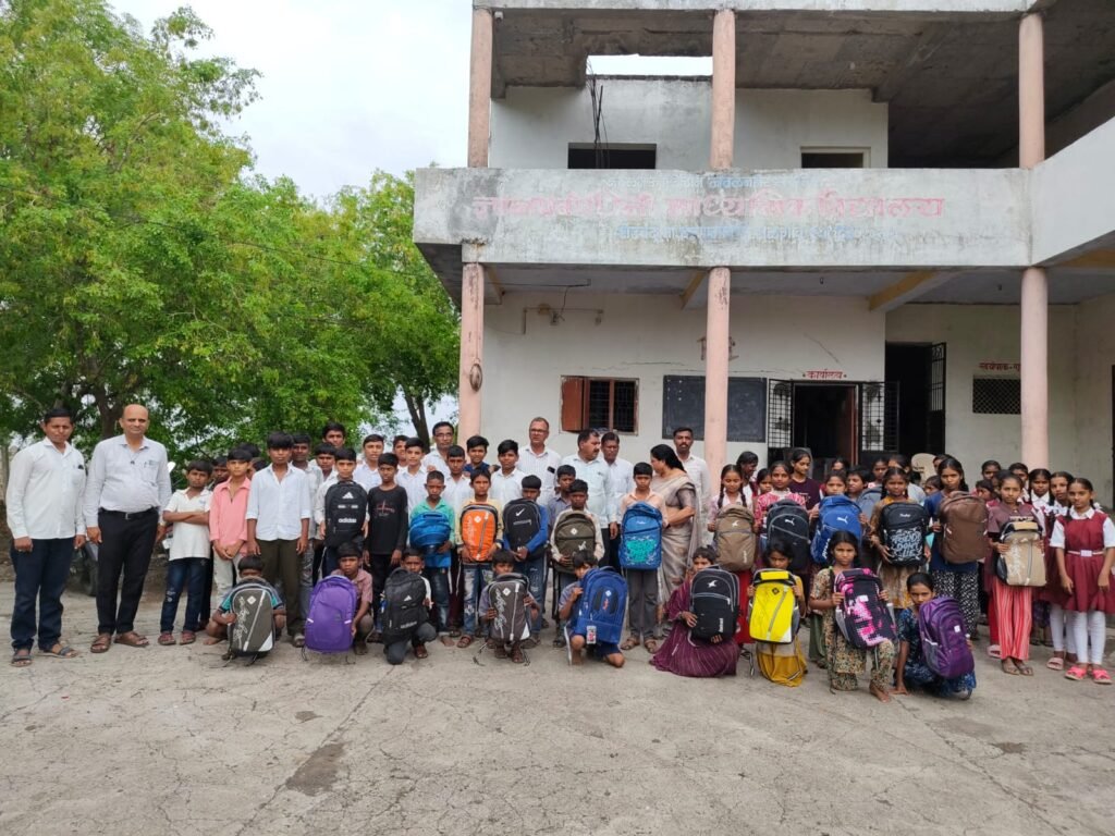 ज्ञानप्रबोधिनी विद्यालयात दातृत्वाचा प्रेरणादायी उपक्रम; विद्यार्थ्यांना शालेय साहित्याचे वाटप