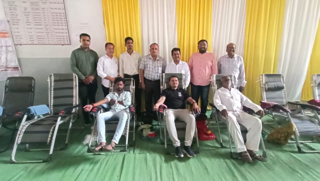 धुळ्यात रक्ताचा तुटवडा भरून काढण्यासाठी व्यापारी महासंघ व एबी फाउंडेशनचा पुढाकार; १५० हून अधिक जणांचे रक्तदान