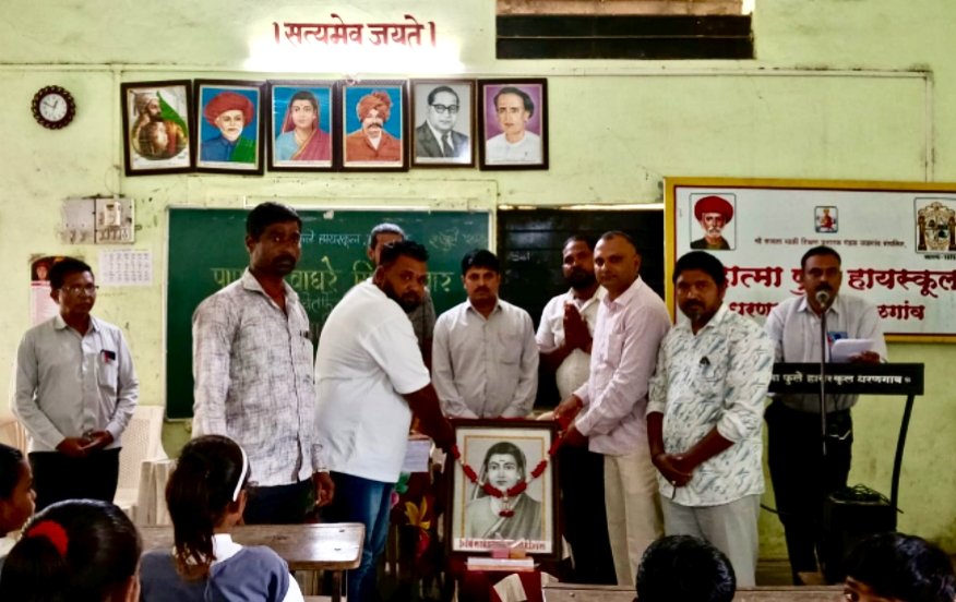 महात्मा फुले हायस्कूलमध्ये पापाशेठ वाघरे मित्रपरिवाराकडून शैक्षणिक साहित्य व कपडे वाटप