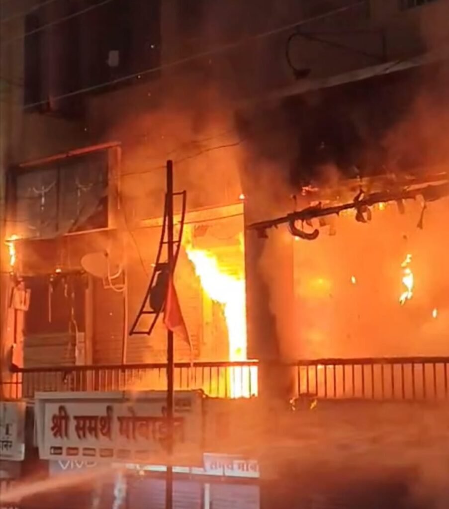शिरपूरात कपड्याच्या दुकानाला भीषण आग; लाखोंचे नुकसान शिरपूरात कपड्याच्या दुकानाला भीषण आग