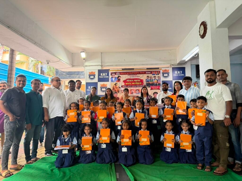 गुरुपौर्णिमेनिमित्त KNT पब्लिक स्कूलमध्ये ९०० विद्यार्थ्यांना मोफत वह्यांचे वाटप