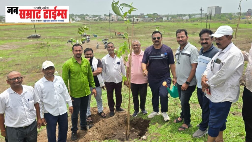 आयुक्त नितीन कापडणीस यांच्या पुढाकारातून नगावबारी टेकडीवर हरित परिवर्तनाची मुहूर्तमेढ आयुक्त नितीन कापडणीस यांच्या पुढाकारातून नगावबारी टेकडीवर हरित परिवर्तनाची मुहूर्तमेढ