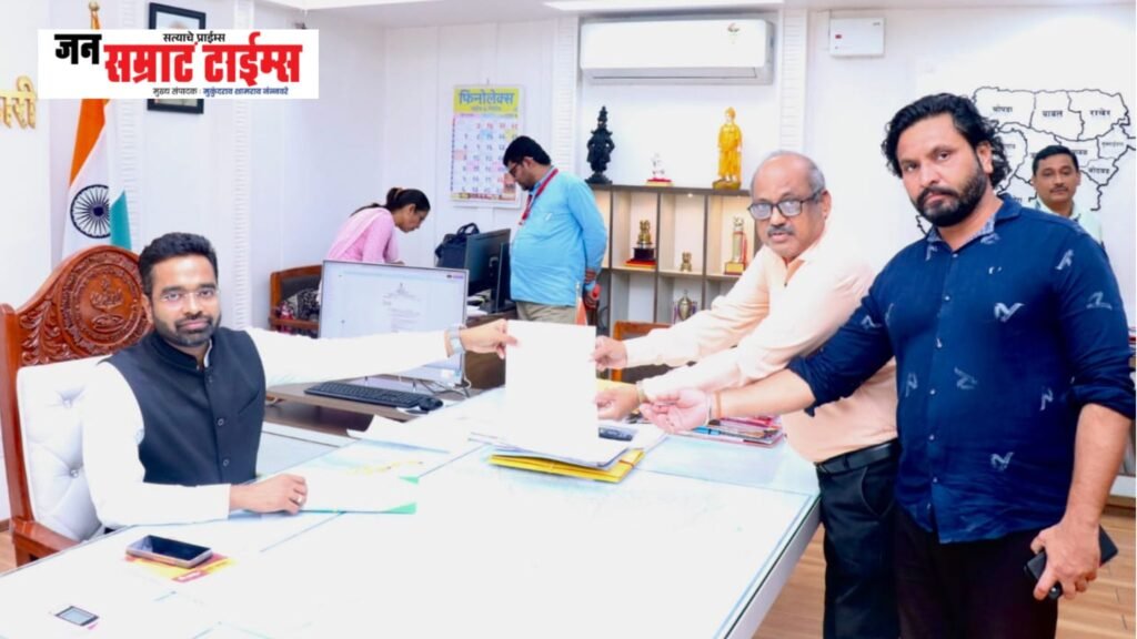 कुटुंब अर्थसहाय्य योजनेच्या निधीसाठी जिल्हाधिकाऱ्यांना निवेदन; धरणगावातील १२१ लाभार्थी नऊ महिन्यांपासून प्रतीक्षेत