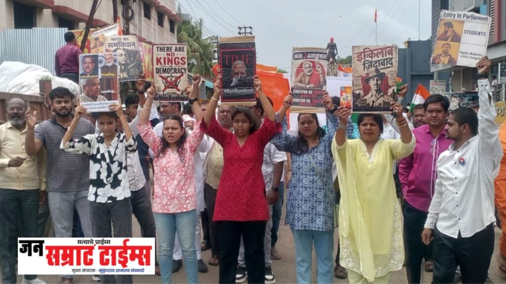 केंद्रीय शिक्षण मंत्र्यांच्या राजीनाम्यानंतर धुळ्यात विजयी तिरंगा रॅली
