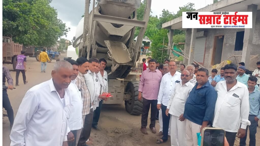 खेडी खुर्दमध्ये गावांतर्गत काँक्रीट रस्त्याचे भूमिपूजन; धूळ व चिखलाच्या त्रासातून ग्रामस्थांना दिलासा खेडी खुर्दमध्ये गावांतर्गत काँक्रीट रस्त्याचे भूमिपूजन