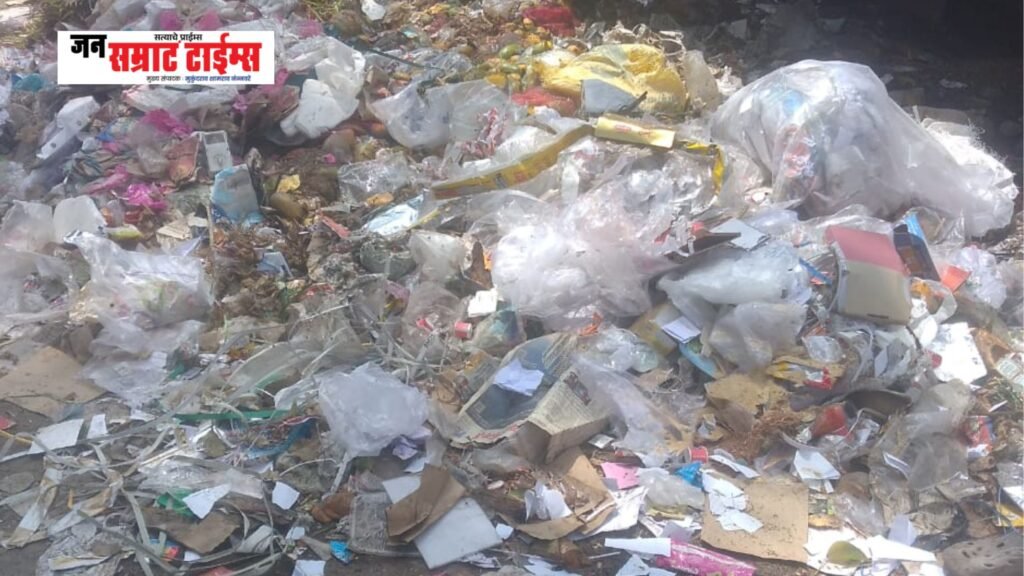 जळगावच्या सुभाष चौकात घाणीचे साम्राज्य; दुर्गंधीने नागरिक-व्यापारी त्रस्त
