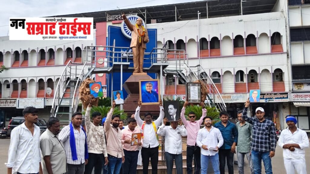 डॉ. बाबासाहेब आंबेडकर पुतळ्याजवळ फटाक्यांची आतषबाजी