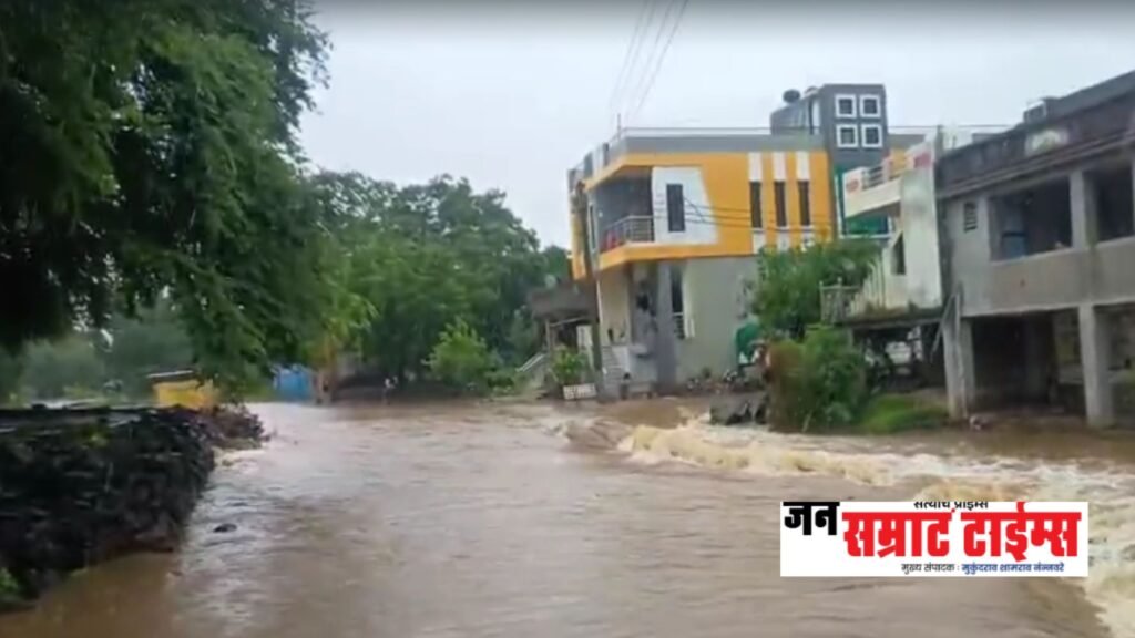 पहाण गावात पावसाच्या पुरामुळे ग्रामस्थ वेढले; पुलाच्या मागणीकडे प्रशासनाचे दुर्लक्ष असल्यामुळे नागरिकांमध्ये रोष पहाण गावात पावसाच्या पुरामुळे ग्रामस्थ वेढले