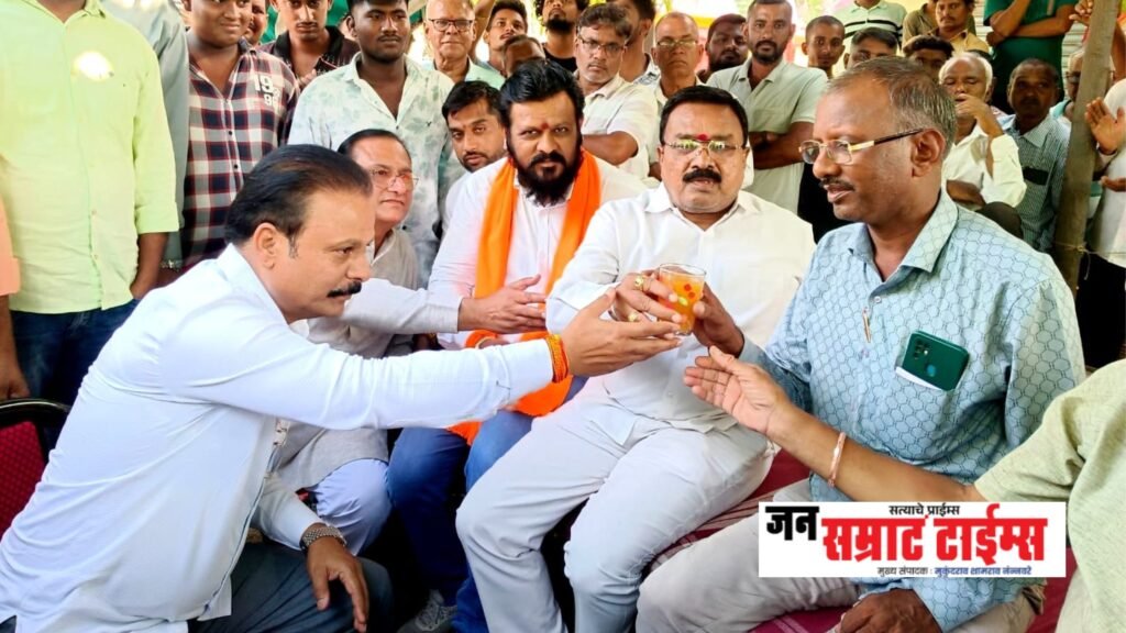 आमदार चंद्रकांत पाटील यांच्या मध्यस्थीने फूलगावच्या लोकनियुक्त सरपंचांचे उपोषण मागे