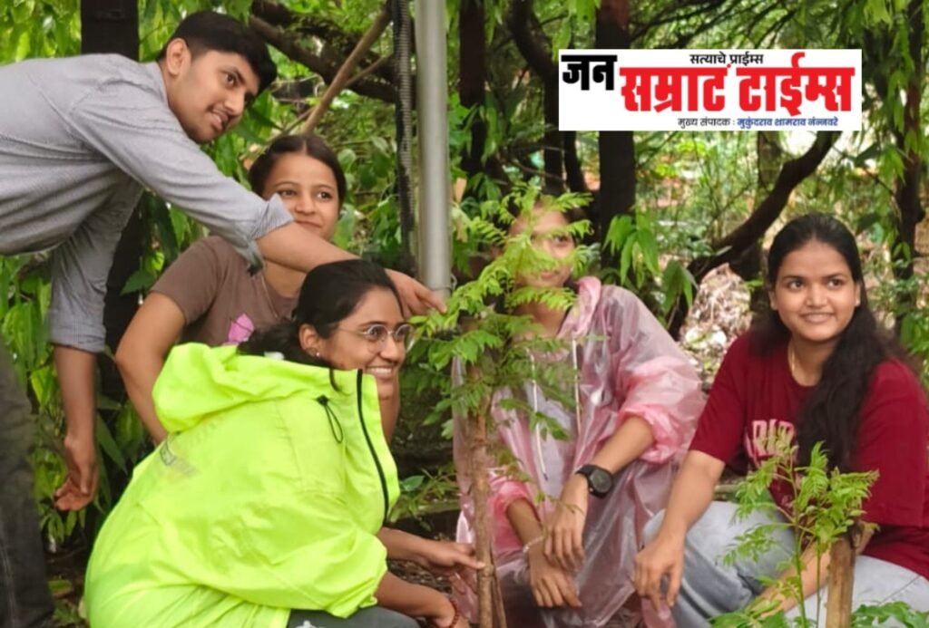 भर पावसात १२५ रोपांचे वृक्षारोपण; २६० युवकांचा उत्स्फूर्त सहभाग भर पावसात १२५ रोपांचे वृक्षारोपण