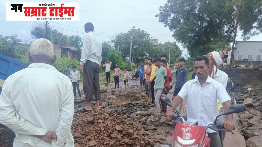 मुसळधार पावसामुळे भवरखेडे नदीवरील जुना पूल खचला; ग्रामपंचायतीच्या युद्धपातळीवरील कामामुळे वाहतूक पुन्हा सुरू भवरखेडे नदीवरील जुना पूल खचला