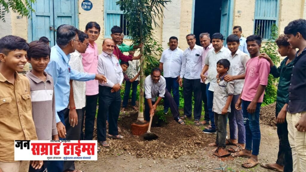 महात्मा फुले हायस्कूलमध्ये गुरुपौर्णिमेनिमित्त वृक्षारोपण
