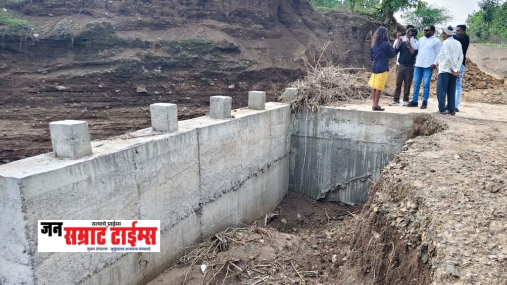 महिनाभरापूर्वी बांधलेला महाराष्ट्र-मध्यप्रदेश जोडणारा पूल पहिल्याच पावसात वाहून; निकृष्ट कामावर संताप महिनाभरापूर्वी बांधलेला महाराष्ट्र-मध्यप्रदेश जोडणारा पूल पहिल्याच पावसात वाहून