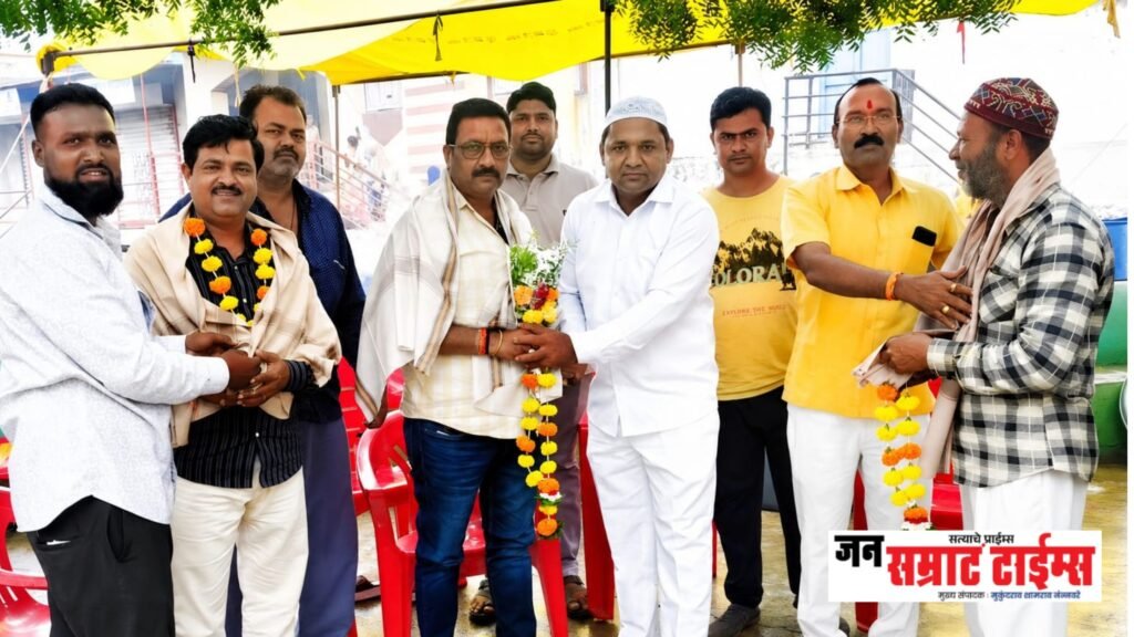 मान्यवरांचा शाल व पुष्पगुच्छ देऊन सत्कार
