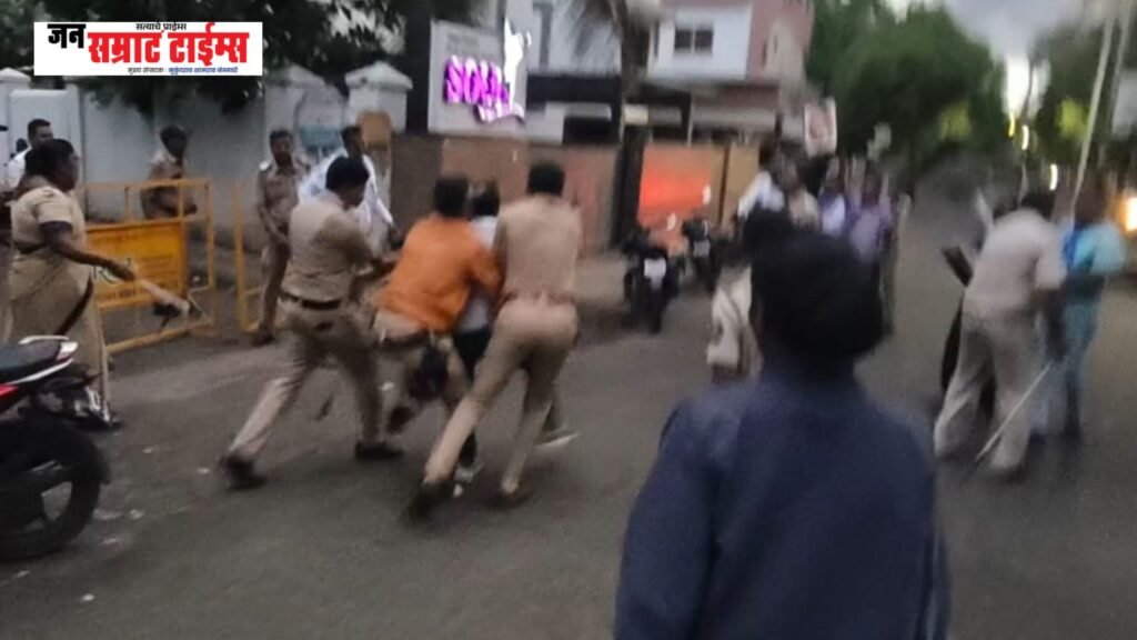 युगप्रवर्तक हेडगेवार’ नाटकादरम्यान संविधान सेनेचे आंदोलन; पोलिसांनी आंदोलकांना घेतले ताब्यात युगप्रवर्तक हेडगेवार' नाटकादरम्यान संविधान सेनेचे आंदोलन