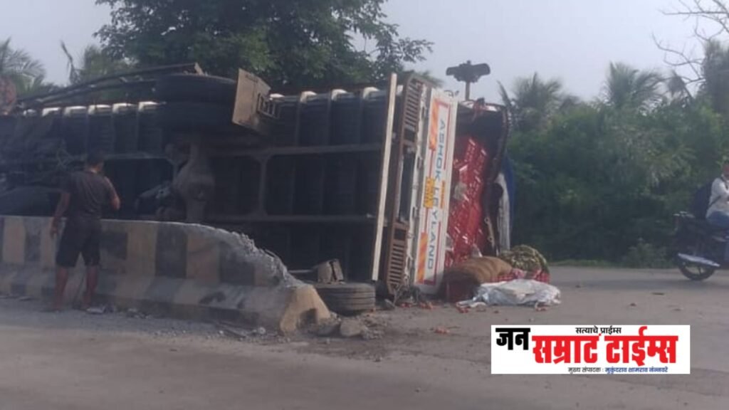 जळगाव विमानतळ रस्त्यावर पहाटे भीषण अपघात; टमाट्यांनी भरलेली आयशर रॅलिंगला धडकून पलटी रस्त्यावर टमाट्यांचा सडा