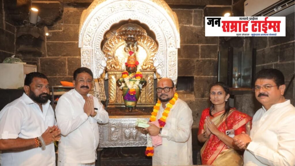 विठू माऊलीच्या चरणी पालकमंत्री गुलाबराव पाटील यांचे साकडे