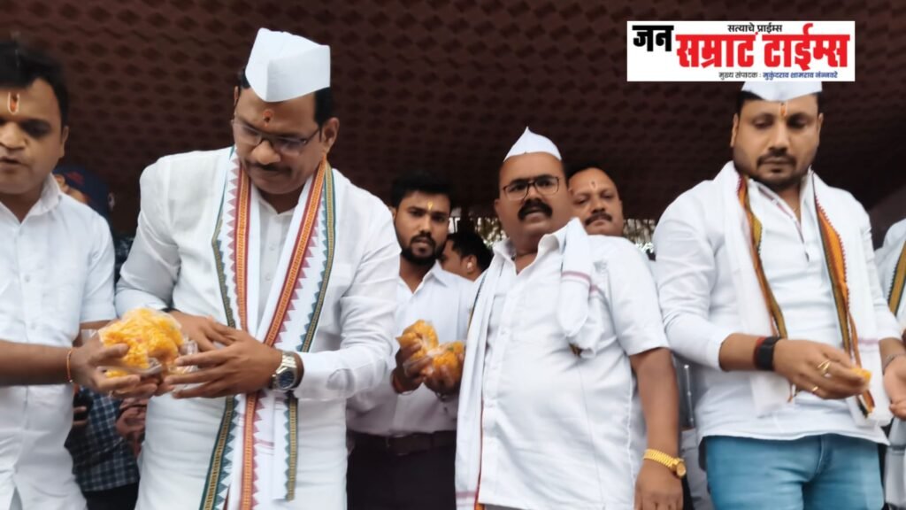 संत तुकाराम महाराज पालखी सोहळ्यानिमित्त भाजपकडून वारकऱ्यांसाठी अन्नदान व सेवा उपक्रम #PimpriChinchwad #Nigdi #SantTukaramMaharaj #PalakhiSohala #Warkari #BJP #Annadan #ShankarJagtap #SachinKalbhor #MarathiNews