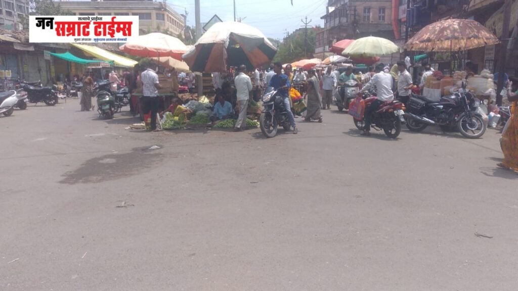 सुभाष चौकातील अतिक्रमण पुन्हा जैसे थे; मनपाच्या कारवाईच्या परिणामकारकतेवर प्रश्नचिन्ह सुभाष चौकातील अतिक्रमण पुन्हा जैसे थे; मनपाच्या कारवाईच्या परिणामकारकतेवर प्रश्नचिन्ह