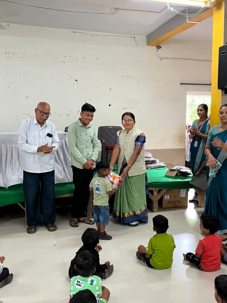 नशिराबादच्या न्यू इंग्लिश स्कूलमध्ये गरजू विद्यार्थ्यांना गणवेश व शालेय साहित्याचे वाटप