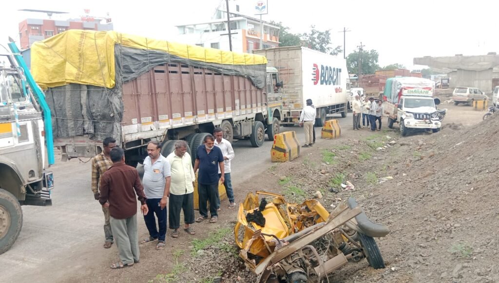 आरटीओच्या वाहन तपासणीदरम्यान भीषण अपघात? ट्रॉलाने चार-पाच वाहनांना चिरडले; एकाचा मृत्यू, दोघे गंभीर जखमी