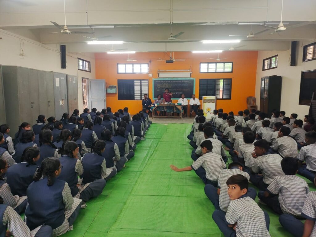 तालुका आरोग्य विभागाचा जनजागृती उपक्रम; बालकवी ठोंबरे विद्यालयात हत्तीरोग प्रतिबंधाबाबत मार्गदर्शन