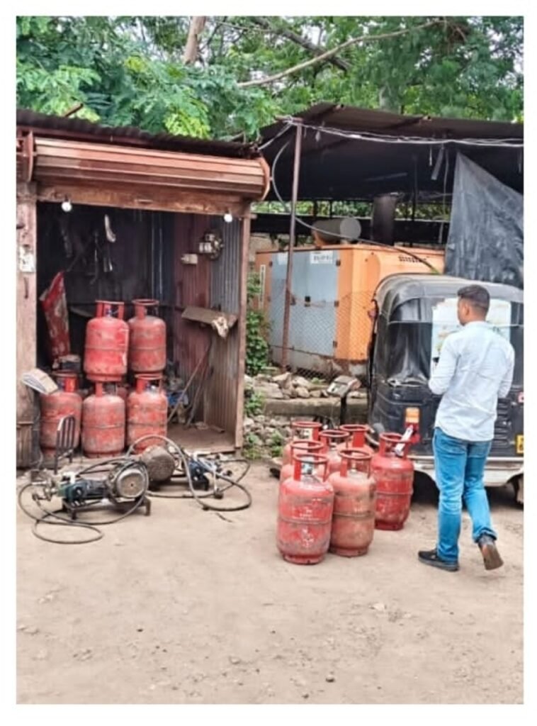 चोपड्यात अवैध गॅस रिफिलिंग अड्ड्यावर पोलिसांचा छापा; ₹१.३६ लाखांचा मुद्देमाल जप्त