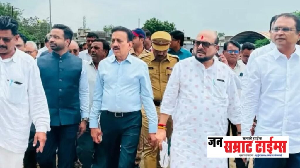 अतिवृष्टीग्रस्त गावांची मंत्र्यांकडून पाहणी; सरसकट पंचनामे व विशेष मदत पॅकेजची आमदार अमोल पाटील यांची मागणी अतिवृष्टीग्रस्त गावांची मंत्र्यांकडून पाहणी