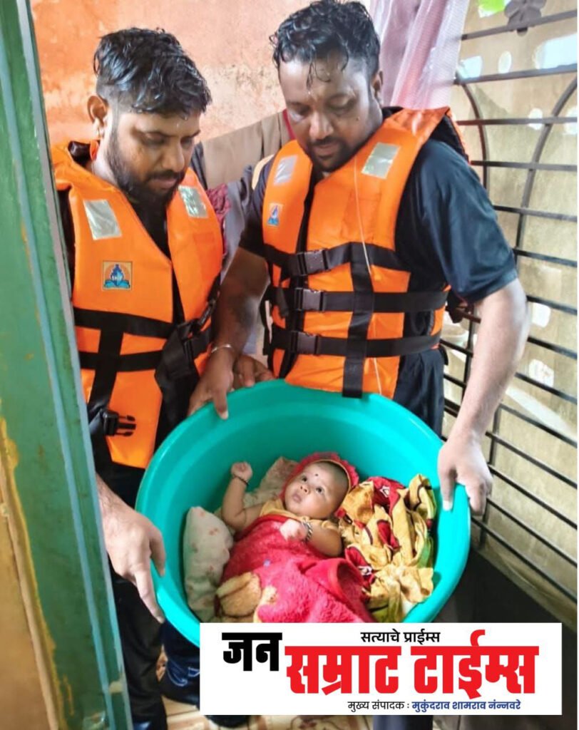 अमळनेरात पुराच्या विळख्यात अडकलेल्या एक महिन्याच्या चिमुकल्याची थरारक सुटका एक महिन्याच्या चिमुकल्याची थरारक सुटका